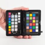 charte-colorchecker-passport-en-main